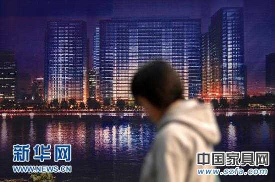 一位市民從杭州市區(qū)的一處商業(yè)樓盤廣告牌前走過（2010年11月4日攝）。新華社記者 黃宗治 攝 