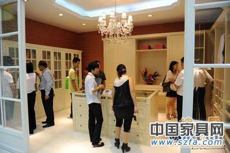 家具進口與國產(chǎn)博弈 警惕定制家具市場“潛伏”問題 家具進口與國產(chǎn)博弈 警惕定制家具市場“潛伏”問題