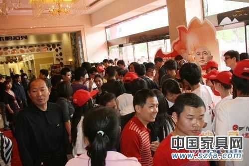 孟非簽售現(xiàn)場人潮洶涌 孟非簽售現(xiàn)場人潮洶涌