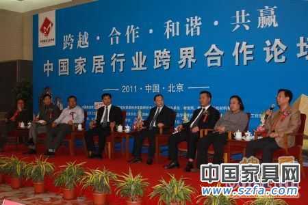 “中國家居行業(yè)跨界合作論壇”：資深房地產(chǎn)專家張有卓；中國建筑裝飾集團(tuán)設(shè)計(jì)研究院總設(shè)計(jì)師張靜；清尚博尼工程設(shè)計(jì)（北京）有限公司總經(jīng)理陳現(xiàn)培；北京何鎮(zhèn)強(qiáng)裝飾有限公司設(shè)計(jì)總監(jiān)何山；廣東鷹牌陶瓷集團(tuán)公司總裁林偉；廣東金意陶陶瓷有限公司董事長何乾；唐山惠達(dá)陶瓷集團(tuán)總裁助理藺志杰；北京集美家居建材有限公司總裁趙建國。