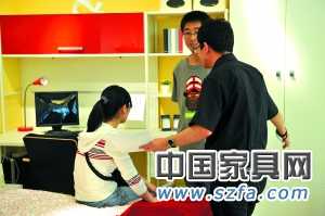 盡管目前板式家具的利潤變薄，但依然是市場的消費主流。本報記者 李飛 攝