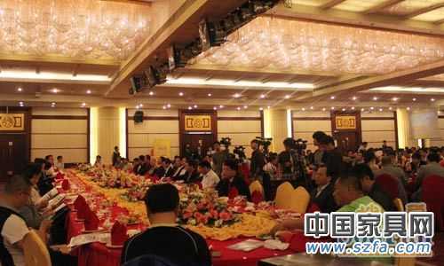 家居、建材行業(yè)的500余位廠家、經(jīng)銷商代表現(xiàn)場(chǎng)參加招商推介會(huì)