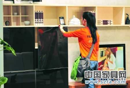 板材和其他材料的結(jié)合，成為板式家具設(shè)計(jì)的一個(gè)方向