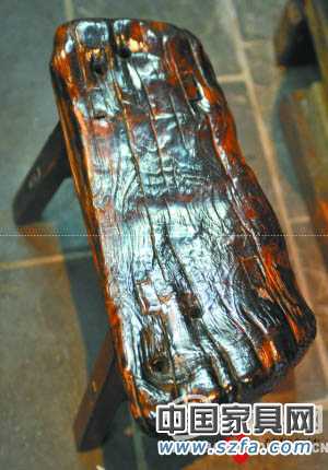 老船木制作的家具別有風(fēng)味。