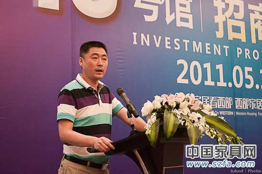 元瑞國(guó)際家居商城招商推介會(huì)現(xiàn)場(chǎng)通稿、圖片\四川省家具進(jìn)出口商會(huì)常務(wù)副會(huì)長(zhǎng)、秘書長(zhǎng)榮煜偉致辭