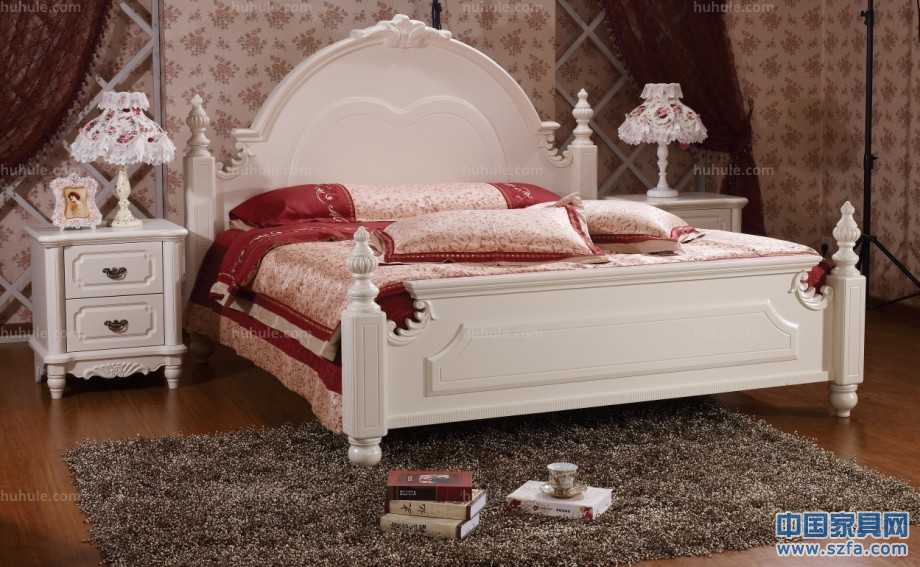 美式田園風(fēng)格1.8米床，床柱為橡木；四個床柱、床頭頂冠等細(xì)節(jié)部位均為實木經(jīng)過手工精細(xì)雕刻。用料足實，手感光滑圓潤。顏色為柔和的亞光象牙白，燈光之下，倍感溫馨浪漫。使用環(huán)保油漆加入防黃變因子，經(jīng)久保持原色。