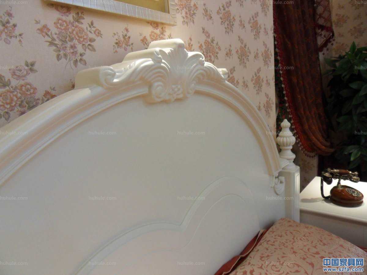 美式田園風(fēng)格1.8米床，床柱為橡木；四個床柱、床頭頂冠等細(xì)節(jié)部位均為實木經(jīng)過手工精細(xì)雕刻。用料足實，手感光滑圓潤。顏色為柔和的亞光象牙白，燈光之下，倍感溫馨浪漫。使用環(huán)保油漆加入防黃變因子，經(jīng)久保持原色。