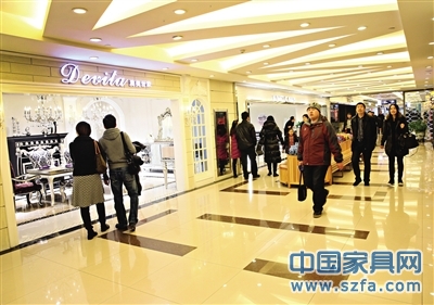 從各大家居賣場的人流就可看出，目前家居市場呈現(xiàn)回暖態(tài)勢。 新京報記者 王遠征 攝