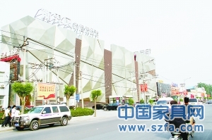 飾界風(fēng)以專業(yè)飾品賣場(chǎng)的形象獨(dú)立于十里河?xùn)|段，銀灰色的裝修讓其很不醒目，位置欠佳、定位失策是其敗北的重要因素。