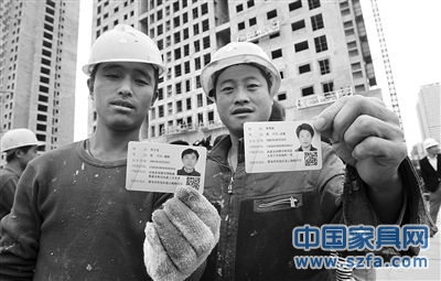 去年10月29日，山東青島市，工人們正在展示剛領到的居住證。圖/CFP