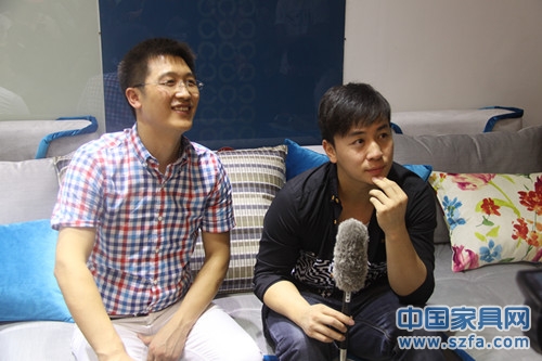 巨田家居董事長(zhǎng)楊治國(guó)與代言人釋小龍接受媒體采訪