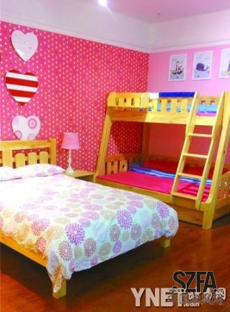 沒(méi)有布局與規(guī)劃,把兩張床擺在一個(gè)空間里的展賣(mài)方式很原始