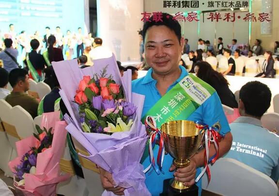 獲得“觀瀾杯”全國(guó)紅木雕刻大賽的雕花師傅王國(guó)華 獲得“觀瀾杯”全國(guó)紅木雕刻大賽的雕花師傅王國(guó)華