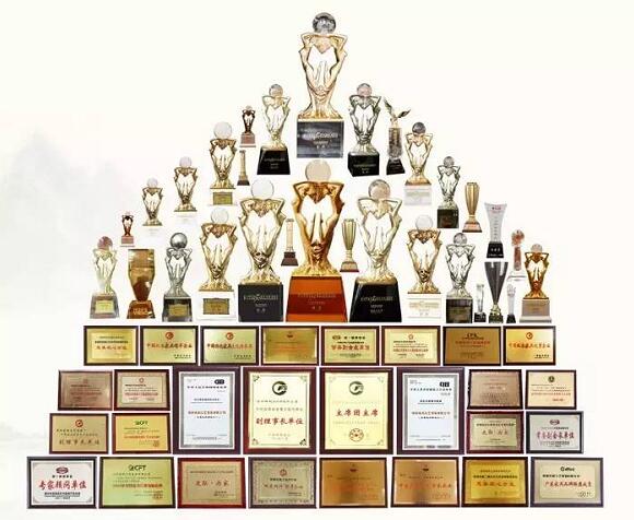 友聯(lián)為家的榮譽(yù)證書(shū)墻之一 友聯(lián)為家的榮譽(yù)證書(shū)墻之一