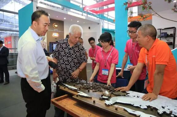 祥利紅木雕花區(qū)，市民和雕花工人交流雕花工藝