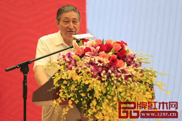 全聯(lián)藝術(shù)紅木家具專業(yè)委員會專家顧問、原故宮博物院文?？萍疾恐魅尾莒o樓在區(qū)氏臻品明清家具藝術(shù)館開業(yè)典禮上致辭