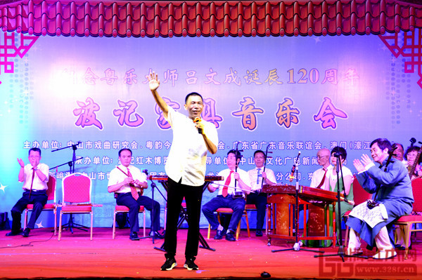 波記家具音樂會現(xiàn)場人聲鼎沸，熱鬧非凡