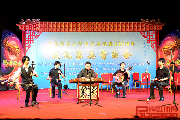 波記家具音樂會上，人們無不陶醉其中，流連忘返