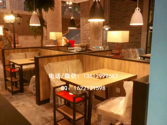 火鍋?zhàn)酪? /></div>
<div>深圳品牌餐椅家具廠(chǎng)為您銷(xiāo)售的實(shí)木火鍋?zhàn)兰八写罄硎疱佔(zhàn)?，玻璃火鍋?zhàn)?，防火板火鍋?zhàn)?，無(wú)煙火鍋?zhàn)?，不銹鋼火鍋?zhàn)?，電磁爐火鍋?zhàn)溃細(xì)饣疱佔(zhàn)赖然疱佔(zhàn)?、火鍋店餐椅、火鍋店沙發(fā)、火鍋燒烤一體桌、火鍋配套產(chǎn)品系列產(chǎn)品，所有實(shí)木火鍋?zhàn)赖膱?bào)價(jià)都是廠(chǎng)家直銷(xiāo)的價(jià)格。</div>
<div> </div>
<div>【備注】：</div>
<div>1、產(chǎn)品外觀(guān)以實(shí)物為準(zhǔn)，此圖片僅供參考；</div>
<div>2、顏色尺寸及材質(zhì)可以根據(jù)客戶(hù)要求定制。</div></div>
</div>
<div   id=